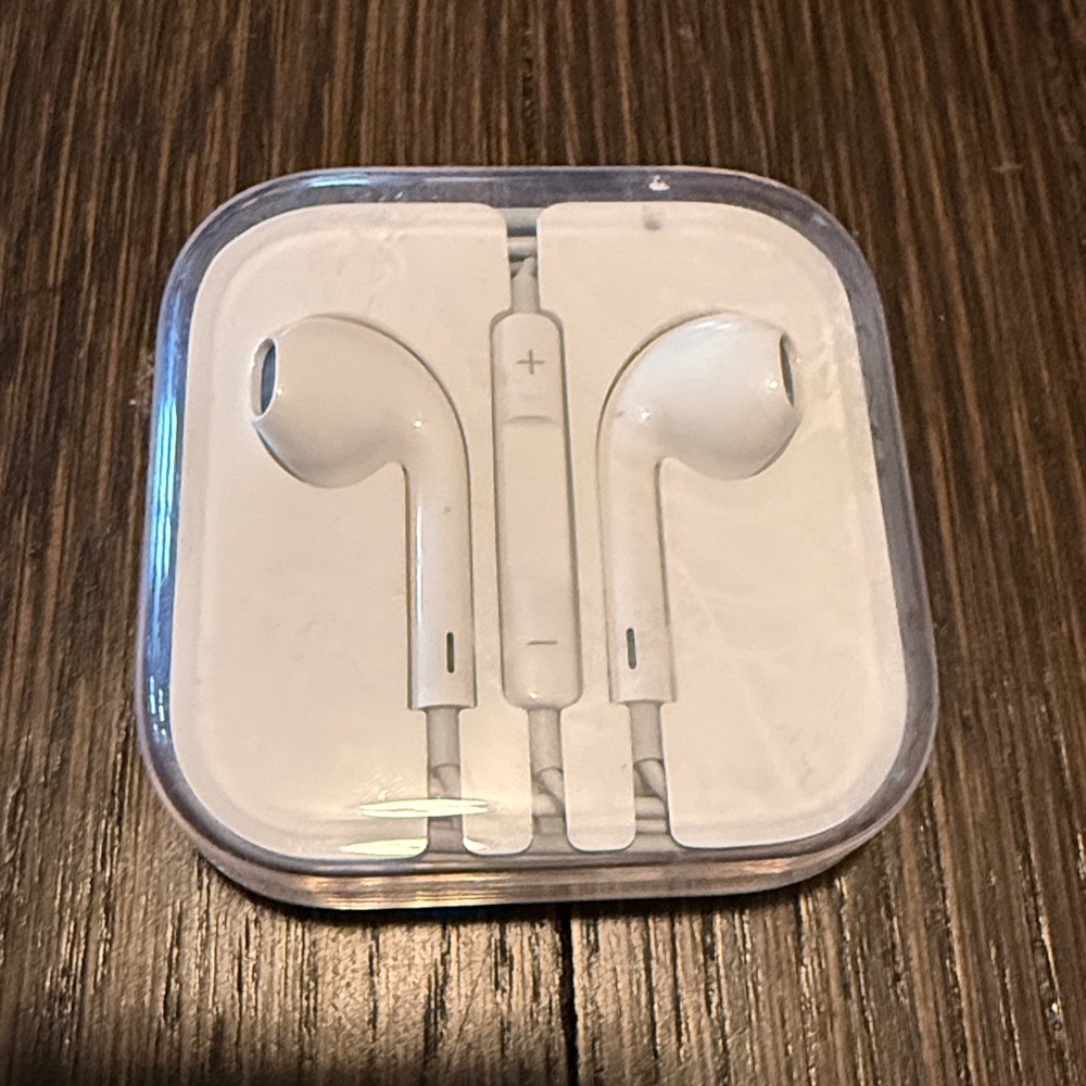 Apple Wired EarPods w Remote & Mic